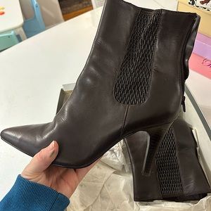 Brown black size 9 women heeled boots